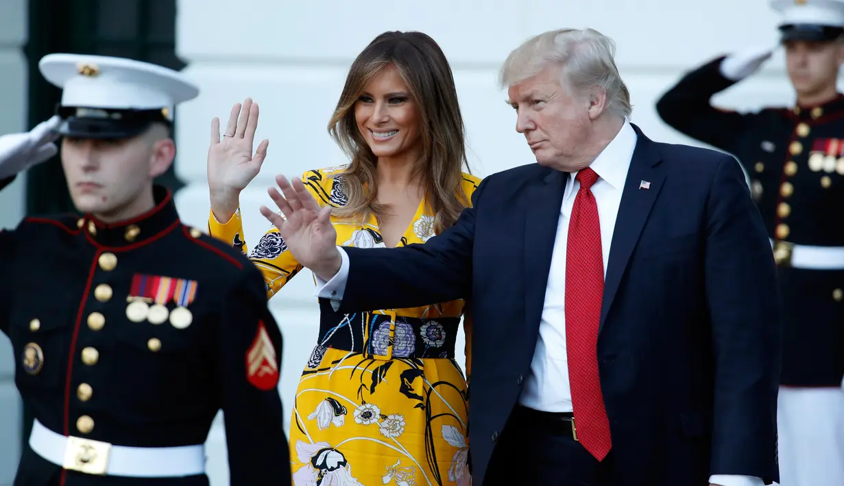 Presiden Donald Trump didampingi Melania Trump melambaikan tangan saat Perdana Menteri India Narendra Modi meninggalkan Gedung Putih, Washington (26/6). (AP Photo / Alex Brandon)