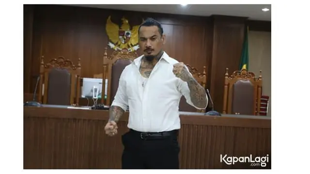 6 Potret Jerinx saat Hadiri Sidang Putusan, Didampingi Istri Tercinta