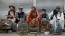 Penjual burung menunggu pembeli di Pasar Kota Tua Kabul, Afghanistan, Minggu (8/9/2019). Orang Afghanistan sangat suka daging. (AP Photo/Ebrahim Noroozi)