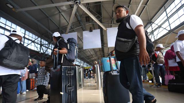 Ribuan Pemudik Padati Stasiun Pasar Senen Jakarta