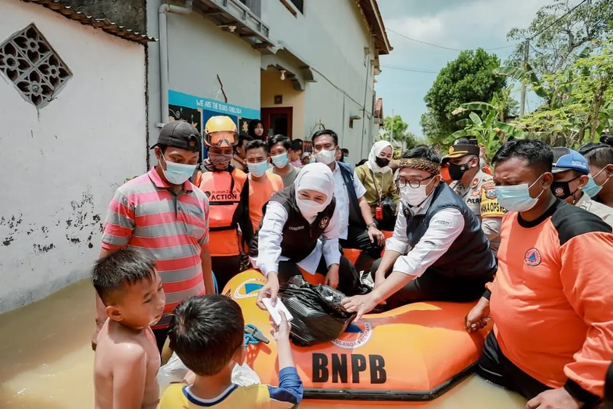 Khofifah saat meninjau lokasi banjir di Pamekasan. (Facebook Ra Baddrut Tamam)