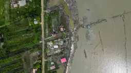Abrasi pantai yang kian meluas kawasan wisata pantai Weg naar Zee di Paramaribo, ibu kota Suriname, sebuah negara kecil di Amerika Selatan, semakin mengkhawatirkan. (Juan BARRETO/AFP)