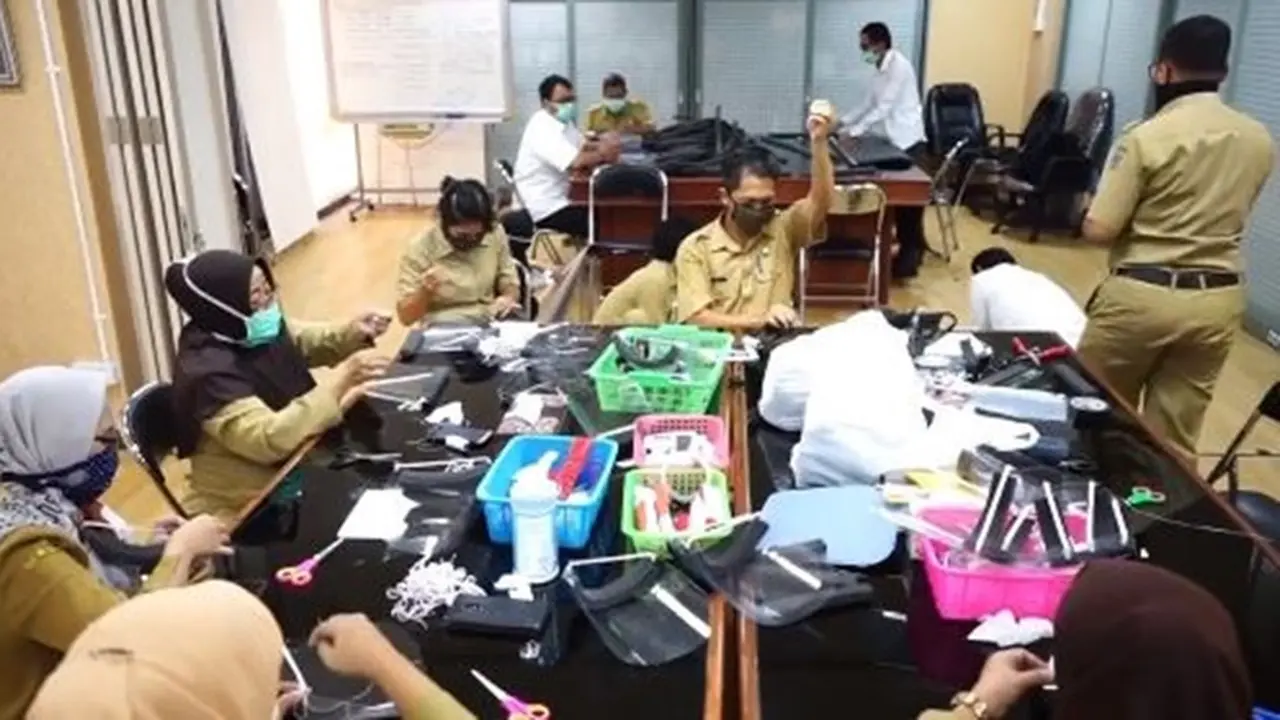 6 Potret Pembuatan Alat Pelindung Diri dan Masker oleh Pemerintah Kota Surabaya