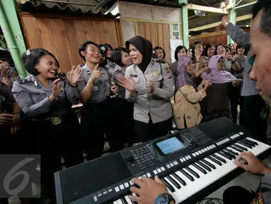 Sejumlah Polwan berjoget bersama saat bakti sosial pengobatan gratis di Pasar Cebongan,Sleman, (25/8). Bakti sosial di selanggarakan oleh Polres Sleman untuk menyambut HUT Polwan ke 68.  (Boy Harjanto)