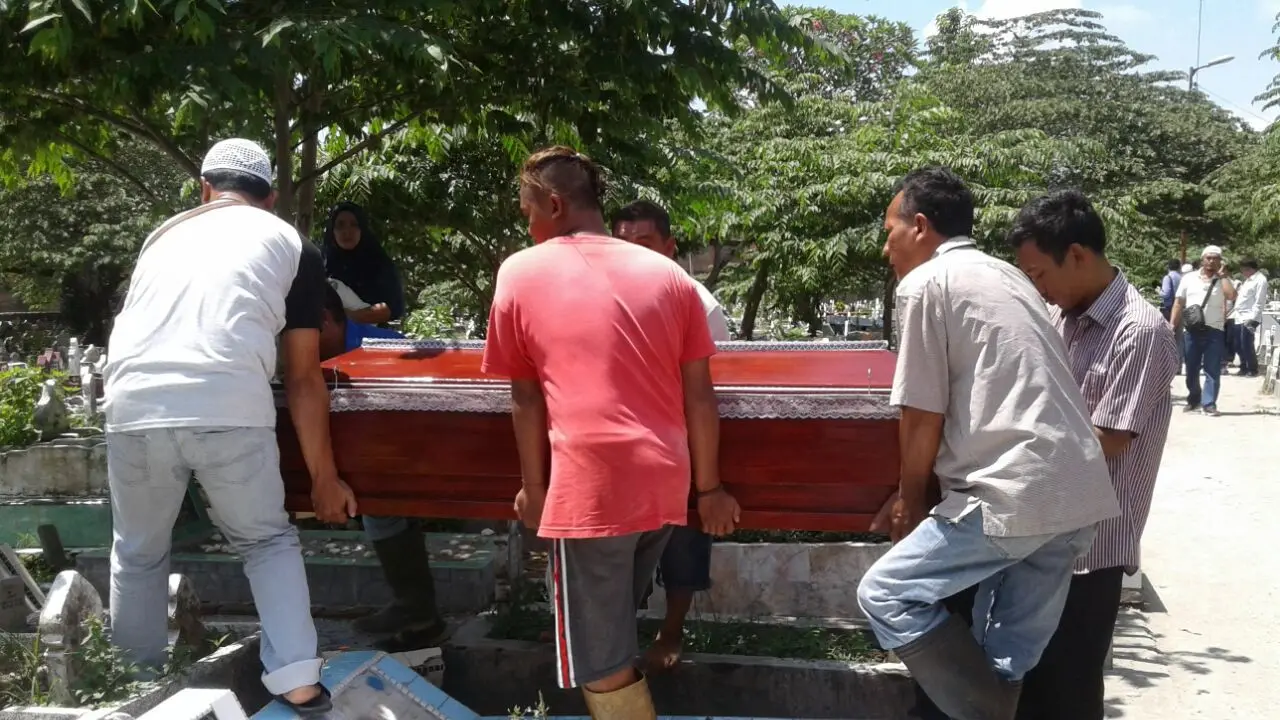 Penyerang Mapolda Sumut Dikubur Satu Liang dengan Kakek dan Nenek
