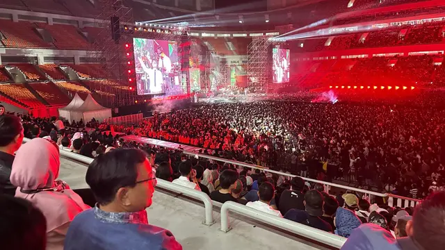 Menteri Pertahanan (Menhan) Prabowo Subianto menyaksikan konser Dewa 19, pada Sabtu malam (4/2/2023)