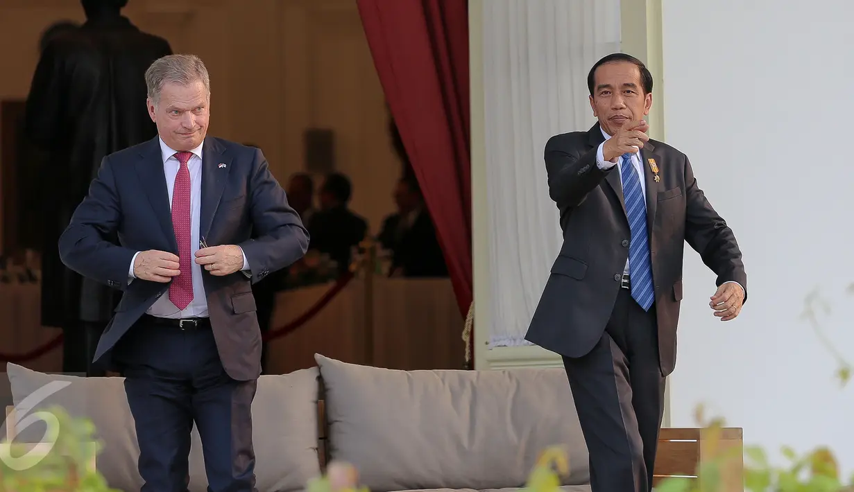 Presiden Jokowi usai santai dengan Presiden Finlandia Sauli Niinisto di teras belakang Istana Merdeka, Jakarta, Selasa (3/11/2015). Pertemuan akan membahas tata kelola lahan gambut untuk antisipasi bencana kebakaran hutan. (Liputan6.com/Faizal Fanani)