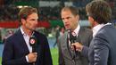 Ronald de Boer (kiri) mewawancarai saudaranya yang juga pelatih Ajax Amsterdam, Frank de Boer, beberapa saat sebelum laga babak 3 kualifikasi Liga Champions dimulai. (Bola.com/Reza Khomaini)
