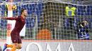 Pemain AS Roma, Edin Dzeko merayakan golnya ke gawang Fiorentina pada lanjutan Serie A Italia di  Olimpico stadium, Roma, (7/2/2017). AS Roma menang 4-0. (EPA/Maurizio Brambatti)