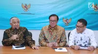 Ketua Dewan Pertimbangan MUI, Din Syamsuddin (kiri) bersama perwakilan pemuka agama yang ada di Indonesia memberikan pernyataan di Jakarta, Selasa (10/7). Pernyataan terkait isu agama dalam demokrasi. (Liputan6.com/Helmi Fithriansyah)