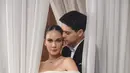 Penataan busana mereka dipercayakan kepada stylist langganan para selebriti, @astecat, yang berhasil mengkurasi tampilan pasangan ini menjadi harmoni visual yang memesona. Sementara itu, @bubahalfian bertanggung jawab atas riasan Luna yang flawless dan glowing, dipadukan dengan tatanan rambut sleek bun oleh @ardndut, menciptakan kesan timeless yang sangat pas untuk momen prewedding. [@lunamaya].