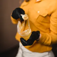 Ilustrasi orang sedang mempersiapkan adonan waxing. (Foto: Unsplash/Kateryna Hliznitsova)