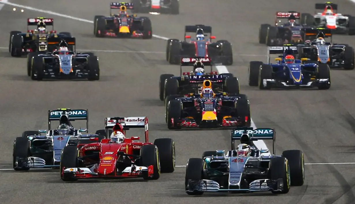 Dua pebalap Mercedes selalu berada di tiga besar selama lomba. (photo by AFP/MARWAN NAAMANI)