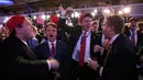 Para pendukung capres dari Partai Republik Donald Trump bergembira merayakan hasil perhitungan suara di Ohio dan Florida di Manhattan, New York, AS, (8/11). (REUTERS / Carlo Allegri)