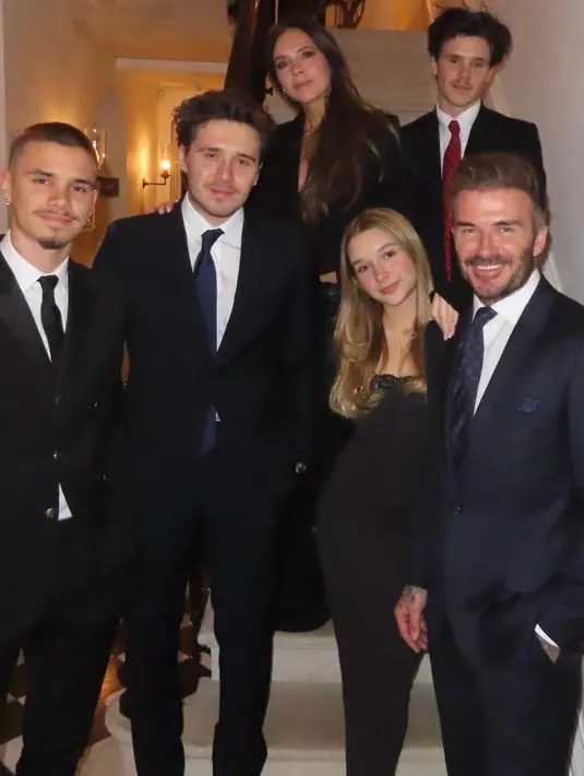 Kompak mengenakan baju serba hitam, Harper tampil dengan dress body cob hitam. Dengan rambut pirang belah dua terurai.  [@victoriabeckham]