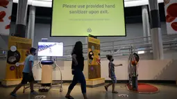 Sebuah pengumuman dipasang untuk mengingatkan pengunjung agar membersihkan tangan di Science World di Vancouver, British Columbia, Kanada (23/7/2020). Science World memberikan tiket gratis sebelum pembukaan kembali secara resmi sebagai ungkapan terima kasih atas kontribusi mereka. (Xinhua/Liang Sen)