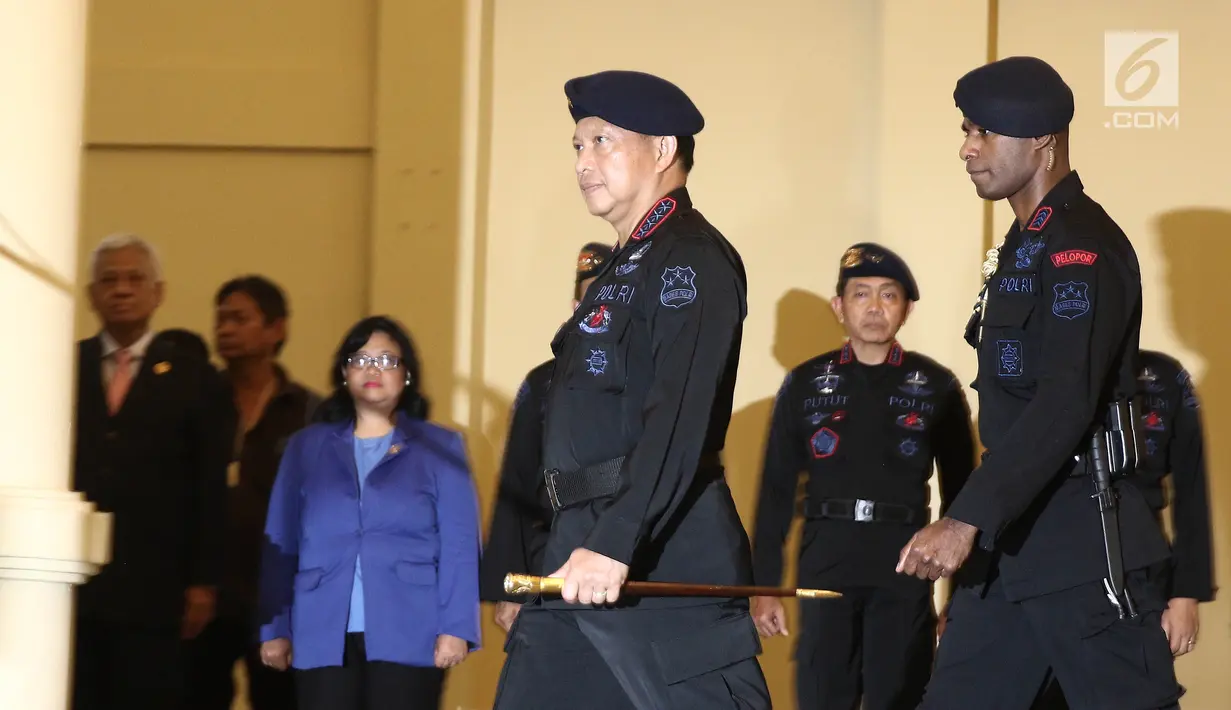 Kapolri Jenderal Tito Karnavian bersiap memimpin upacara serah terima jabatan (sertijab) di Mako Brimob, Kelapa Dua, Depok, Rabu (14/ 11). Polri mengadakan upacara sertijab Kadiv Humas dan Kapolda Kepulauan Bangka Belitung. (Liputan6.com/Herman Zakharia)