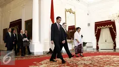 Presiden Joko Widodo mengantar Menteri Luar Negeri Republik Ceko Lubomir Zaoralek di Istana Merdeka, Jakarta, Kamis (25/2/2016). Dalam pertemuan tertutup tersebut membahas mengenai isu-isu global terkini. (Liputan6.com/Faizal Fanani)