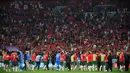 Para pemain Maroko menyapa suporter usai pertandingan melawan Prancis pada semifinal Piala Dunia 2022 di Stadion Al-Bayt di Al Khor, Doha, Kamis (15/12/2022). Maroko kalah dari Prancis 2-0 dan gagal melaju ke final Piala Dunia 2022. (AFP Photo/FRANCK FIFE)