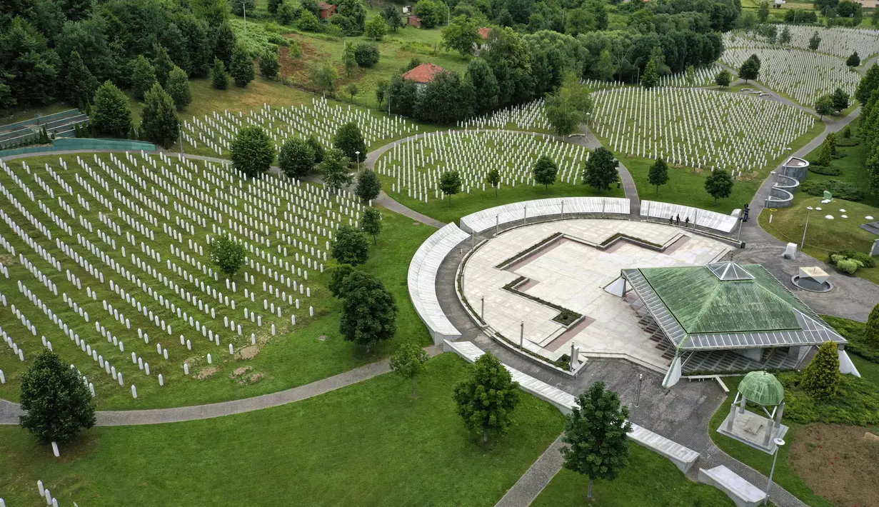 Deretan batu nisan terlihat di pemakaman korban pembantaian Sreberenica, Potocari, Bosnia, 7 Juli 2020. Lebih dari 8.000 muslim Bosnia tewas dalam 10 hari pembantaian setelah kota itu dikuasai pasukan Serbia pada bulan-bulan terakhir perang saudara 1992-1995. (AP Photo/Kemal Softic)
