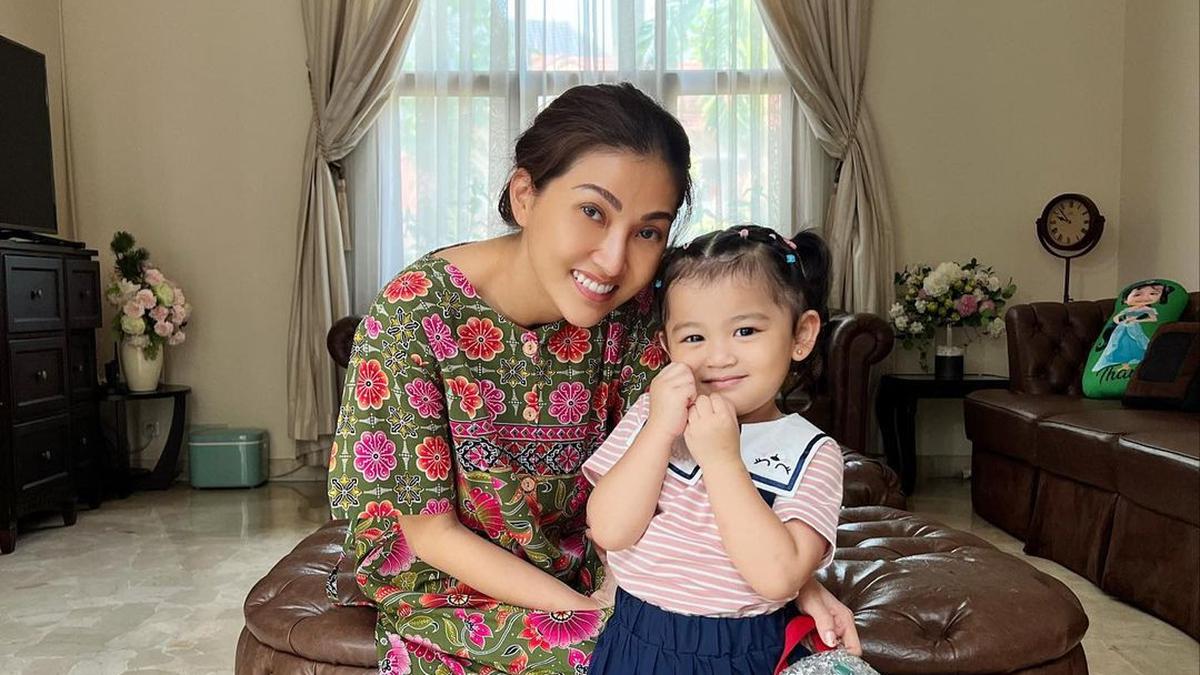 Ritual Thania Putri Onsu Anak Ruben Onsu Sebelum Berangkat Sekolah yang Bikin Gemas dan Sering Ribut Soal Kunciran - Vimarsana News
