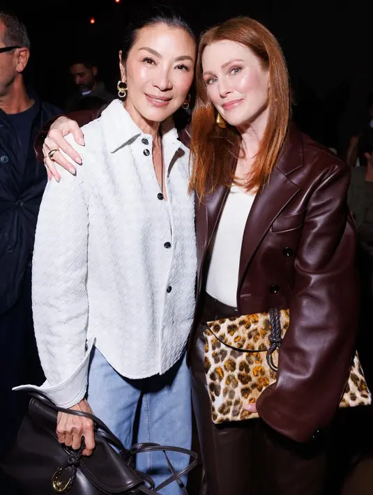 <p>Penampilan Michelle Yeoh dan Jullianne Moore mencuri perhatian di show Bottega Veneta [@juliannemoore]</p>