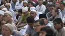 Ratusan jemaah mendengarkan khutbah usai Salat Idul Adha di Masjid Al Furqan DDII, Jakarta, Selasa (21/8). Penetapan Salat Idul Adha ini didasarkan jatuhnya Wukuf di Mekkah pada Senin (20/8) kemarin. (Merdeka.com/Iqbal S. Nugroho)