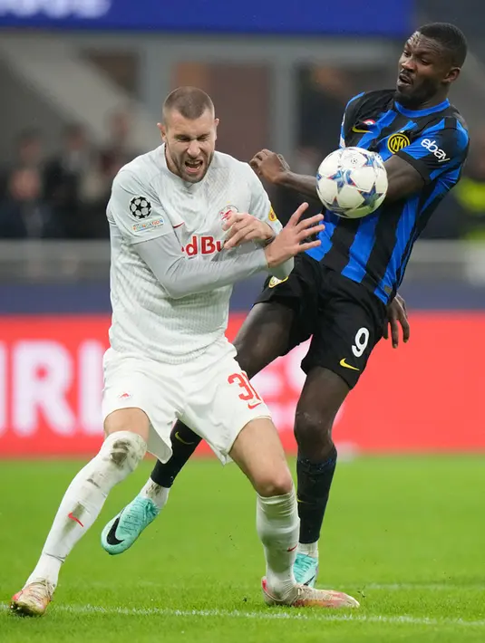 Dua gol kemenangan Inter Milan dicetak oleh Alexis Sanchez pada menit ke-17 dan tendangan penalti Hakan Calhanoglu pada menit ke-64. (AP Photo/Luca Bruno)