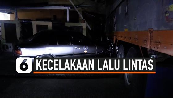 VIDEO: Tidak Memiliki Rem Tangan Truk Meluncur Tabrak Mobil dan Rumah