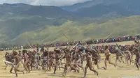  Ingin Lihat Peperangan Suku Papua? Ke Festival Lembah Baliem Aja. (AFP PHOTO/Adek Berry)