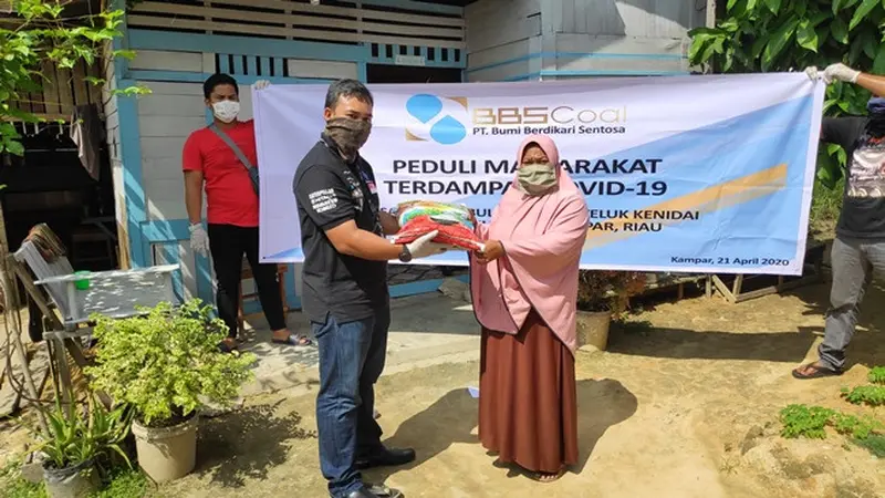 Penyaluran bantuan beras kepada warga terdampak covid-19 di Desa Teratak Buluh, Kabupaten Kampar yang berbatasan langsung dengan Pekanbaru.