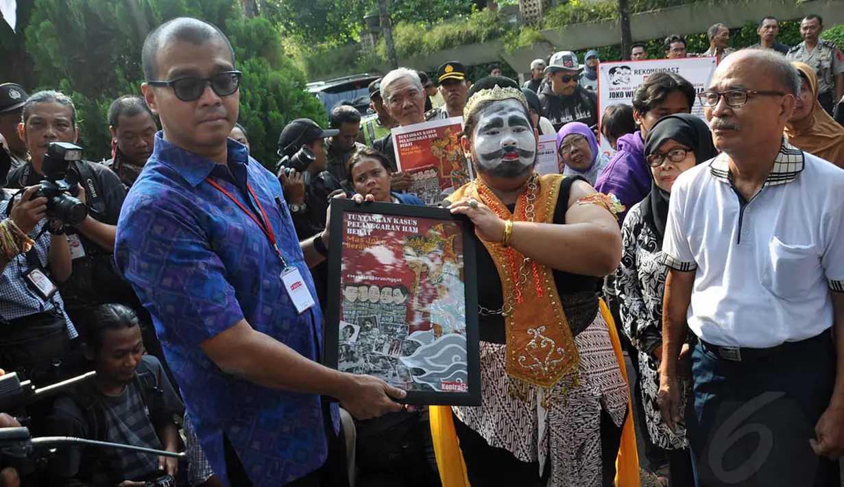 Salah satu permintaan mereka yaitu agar Jokowi membuat Keppres pengadilan HAM ad hoc untuk 7 berkas pelanggaran HAM berat yang sudah diserahkan ke Kejagung, Jakarta, Kamis (28/4/14). (Liputan6.com/Miftahul Hayat) 