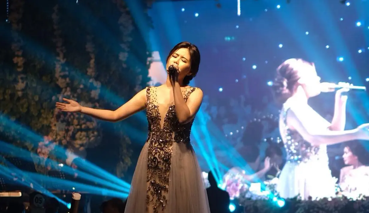 Melisa Hartanto, penyanyi 26 tahun yang selalu tampil memukau di atas panggung. Ia selalu berhasil menghipnotis pendengar musik dengan suaranya yang merdu. Suara yang merdu tersebut membuat banya orang terhibur dengan penampilan Melisa. (Liputan6.com/IG/@melisahart_)