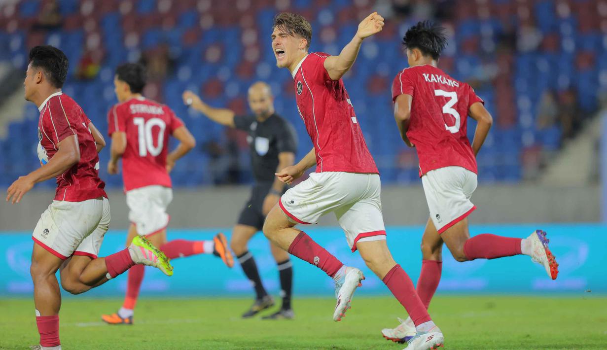 Namun, justru Timnas Indonesia U-22 kebobolan lebih dulu pada menit ke-29 lewat aksi pemain Myanmar Min Maw Oo. Tampak dalam foto, penyerang Timnas Indonesia U-22, Mauro Nils Zijlstra (kedua kanan) merayakan gol penyeimbang yang dicetak Toni Firmansyah pada menit ke-45 saat melawan Myanmar pada pertandingan Grup C SEA Games 2025 di The 700th Anniversary of Chiang Mai Stadium, Thailand, Jumat (12/12/2025). (Bola.com/Bagaskara Lazuardi)