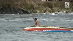 Cuaca buruk terus menghantui aktifitas nelayan di selatan pulau Jawa. sepanjang hari selasa, sedikitnya tiga kapal nelayan karam akibat tergulung ombak di Pantai Pancer, kecamatan Puger, Jember, Jawa Timur. Meski sempat terapung-apung, namun beruntun...