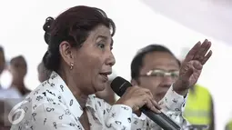 Menteri KKP, Susi Pudjiastuti memberikan paparan saat meninjau langsung pulau hasil reklamasi di pantai utara Jakarta, Rabu (4/5). Pulau tersebut dibangun seluas 312 hektare. (Liputan6.com/Faizal Fanani)