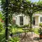 10 Ide Halaman Belakang Cantik dengan Pergola dan Taman Mini , Lahan Sisa Jadi Tempat Favorit