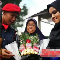 Bukannya buket bunga, cewek ini kasih buket rokok ke pacarnya yang di wisuda. (Foto: WorldofBuzz.com)