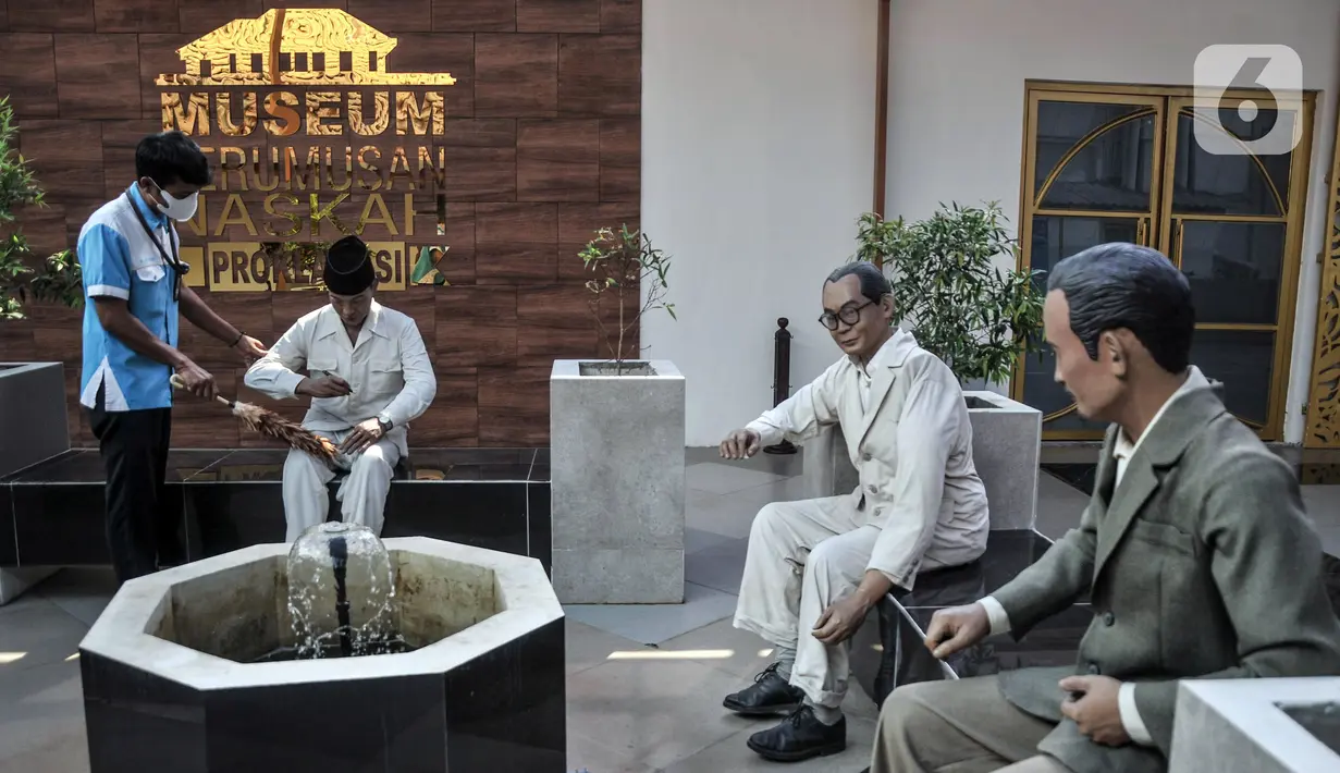 Tim konservasi melakukan perawatan koleksi patung di Museum Perumusan Naskah Proklamasi, Menteng, Jakarta Pusat, Rabu (10/8/2022). Perawatan patung dan benda bersejarah yang menjadi saksi detik-detik proklamasi kemerdekaan Republik Indonesia itu dilakukan secara rutin dan khusus oleh tim konservasi untuk menjaga kebersihan dan kelestarian pusaka. (merdeka.com/Iqbal S. Nugroho)