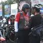 Elanto Wijoyono didatangi seorang peserta konvoi motor gede saat melakukan aksi di Yogyakarta, Sabtu (15/08/2015). Elanto dan Andika mengaku merasa resah melihat berbagai pelanggaran lalu lintas yang dilakukan pengendara motor gede. (foto: Suryo Wibowo)