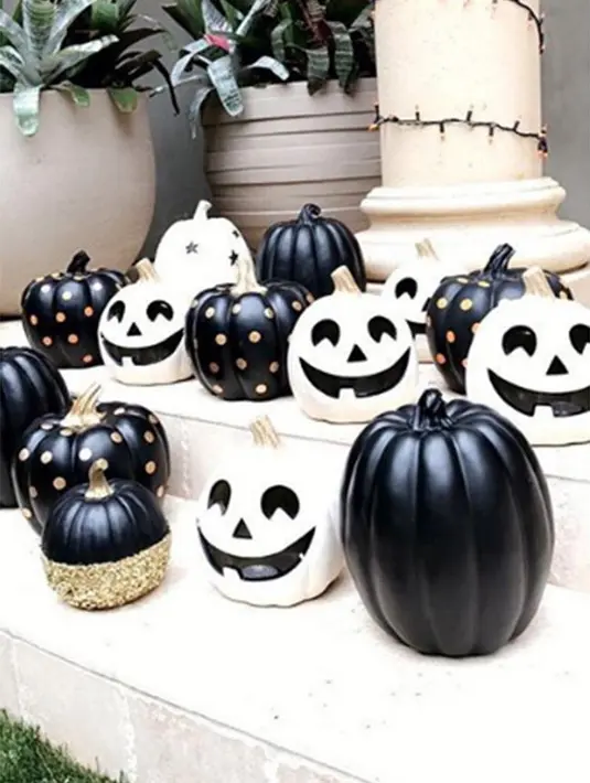 Hiasan pumpkins hitam putih ini adalah hadiah yang diterima Kourtney Kardashian di peringatan Halloweennya. Meski tak terlihat kostum yang dikenakannya, namun terbukti dirinya ikut ramaikan Halloween. (doc.Hollywoodlife.com)