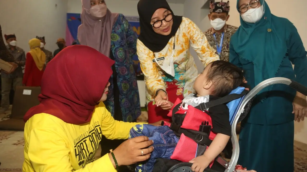 Bupati Banyuwangi Ipuk Fiestiandani menyapa anak berkebutuhan khusus  pada momen perinagatan hari anak (Istimewa)