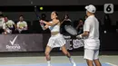 Pasangan ganda campuran Gading Marten/Wulan Guritno saat melawan Dion Wiyoko/Enzy Storia pada pertandingan pembuka Tiba Tiba Tenis di Tennis Indoor Senayan, Jakarta, Sabtu (12/11/2022). Pasangan Dion Wiyoko/Enzy Storia berhasil mengalahkan Gading Marten/Wulan Guritno dua set langsung dengan skor meyakinkan, 6-2 dan 6-3. (Liputan6.com/Johan Tallo)