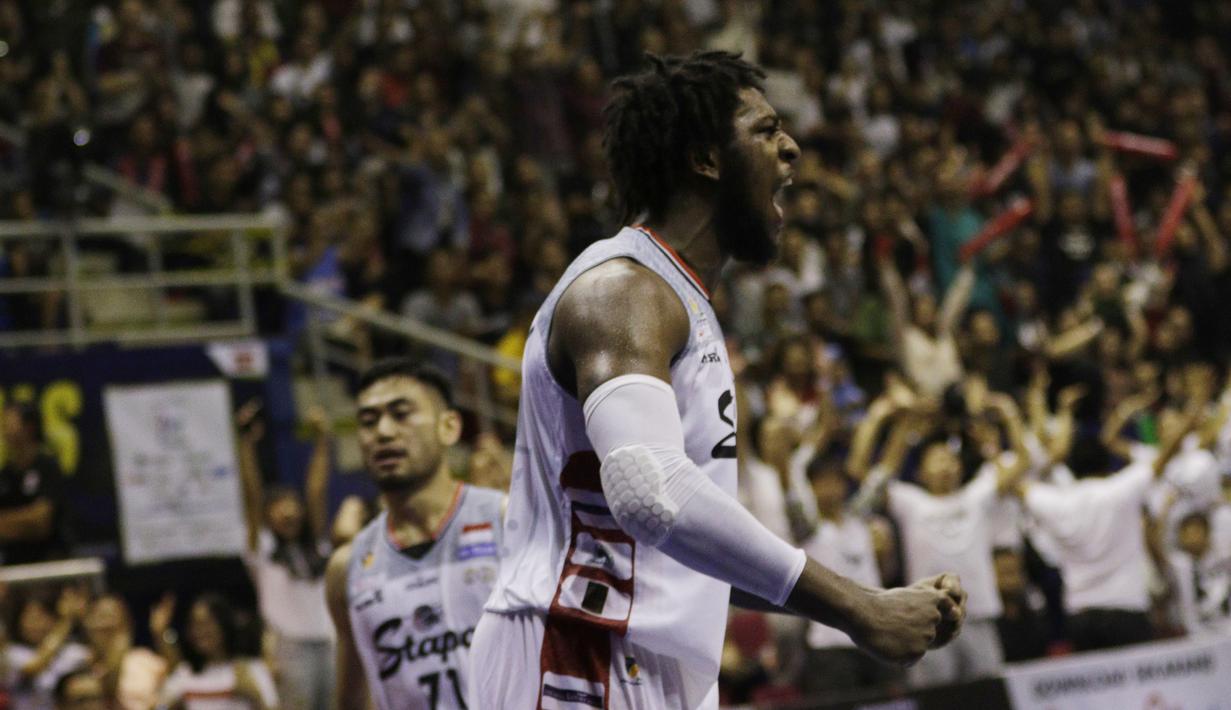 Pebasket Stapac Jakarta, Savon Goodman, melakukan selebrasi saat melawan Satria Muda Jakarta pada laga final IBL 2019  di C-Tra Arena, Bandung, Sabtu (23/3). Savon Goodman terpilih menjadi pemain terbaik IBL 2019. (Bola.com/M Iqbal Ichsan)