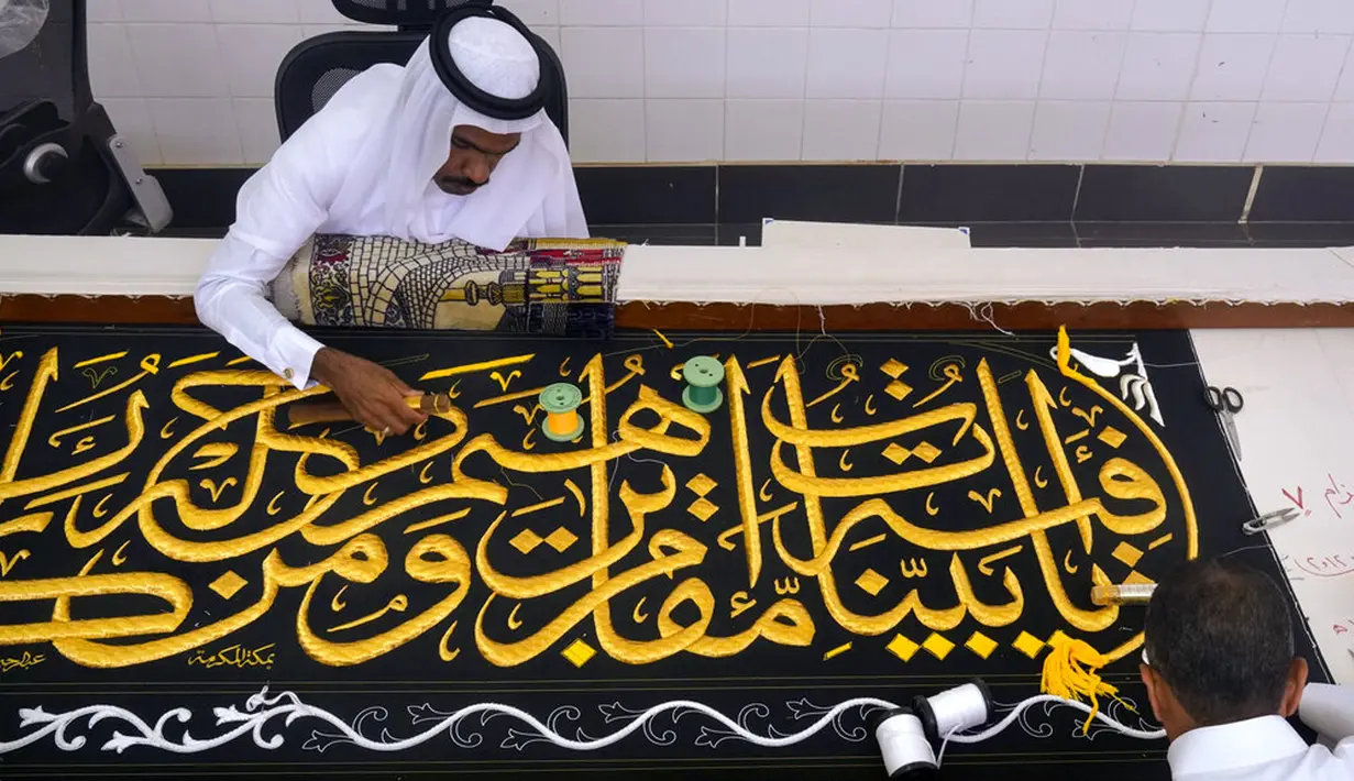 Seorang pekerja menyulam kaligrafi Islam menggunakan benang perak murni atau benang perak berlapis emas pada tahap akhir pembuatan Kiswah Kabah di Mekah, Arab Saudi, 6 Juli 2022. Jemaah haji berkumpul di Kota Suci Mekah untuk haji terbesar sejak pandemi virus corona COVID-19. (AP Photo/Amr Nabil)