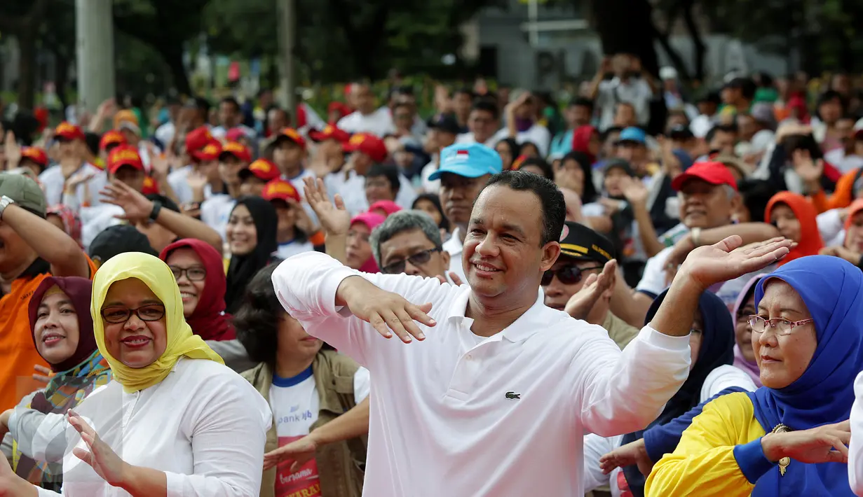 Menteri Pendidikan & Kebudayaan, Anies Baswedan bersama ratusan guru mengikuti senam bersama jelang peringatan Hari Pendidikan Nasional di Senayan, Jakarta, Minggu (24/04). (Liputan6.com/Fery Pradolo) 