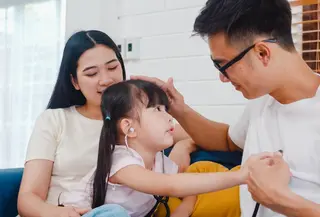 Anak-anak sering menunjukkan emosi yang berubah-ubah dalam waktu singkat. Satu menit tertawa lepas, lalu tiba-tiba menangis atau marah karena hal kecil. Bagi orangtua, situasi ini bisa terasa melelahkan, apalagi jika terjadi berulang dalam keseharian. (foto/dok: freepik/tirachardz)
