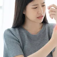 Masih muda, tapi sering merasa pegal, nyeri, atau lelah? Bisa jadi itu tanda radang sendi! Yuk, kenali gejala, penyebab, dan dampak radang sendi pada usia muda, serta bagaimana mencegahnya agar kualitas hidup tetap terjaga! (Foto dok: Freepik/Lifestylememory).