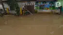 Petugas pemadam kebakaran menyemprotkan air untuk membersihkan lumpur sisa banjir di Kawasan Bukit Duri, Jakarta, Sabtu (4/1/2020). Meski banjir sudah mulai surut, jalan-jalan dan permukiman warga masih tertutup lumpur tebal. (merdeka.com/Imam Buhori)