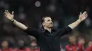 <p>Ibrahimovic memberikan pidato perpisahan kepada fans Milanisti di stadion. (AP Photo/Antonio Calanni)</p>